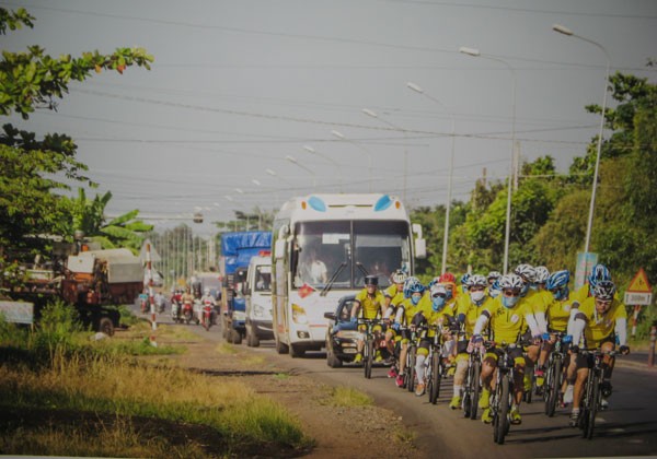 Cycling tour challenges AO victims - ảnh 1
